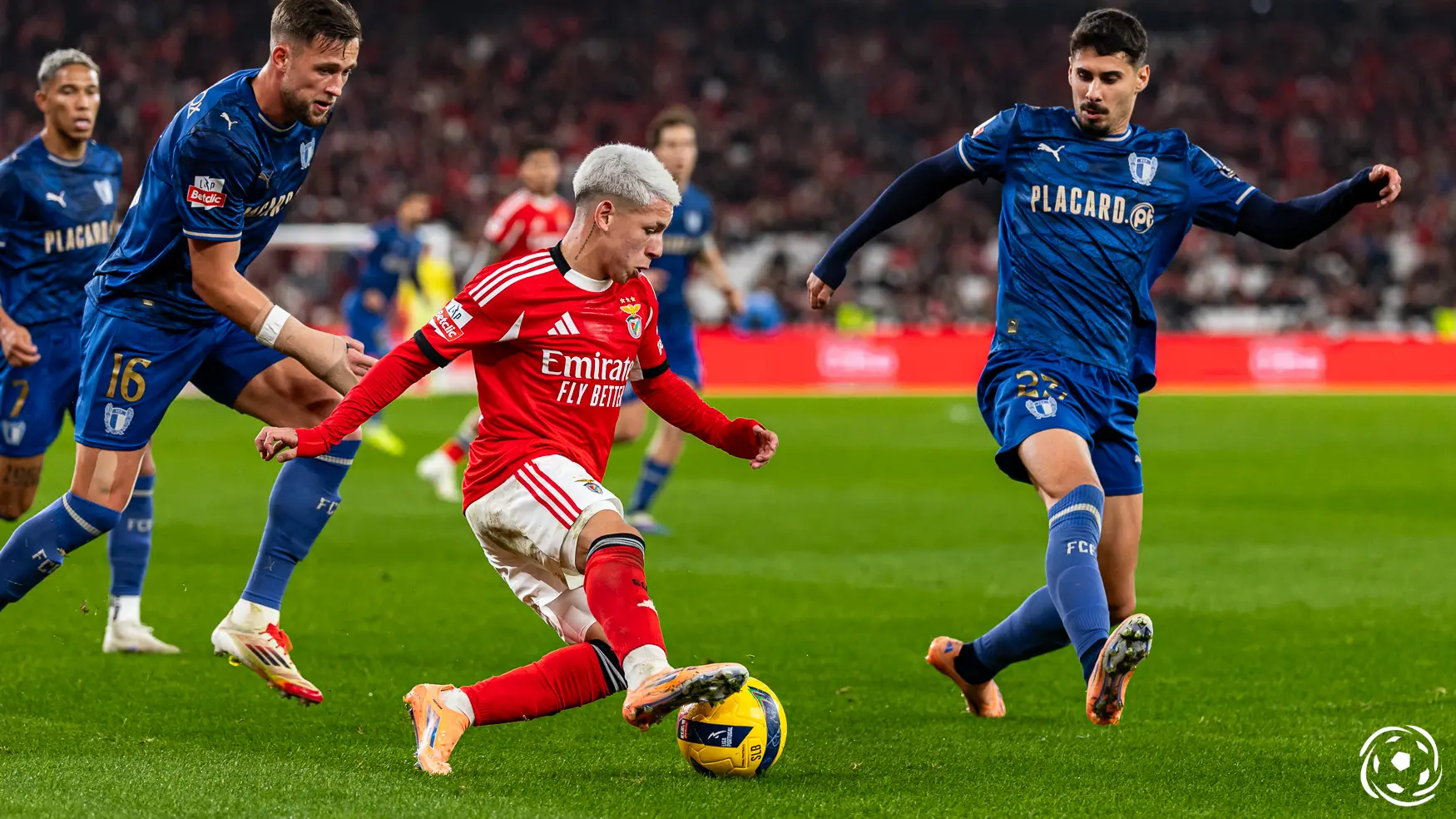 Eis os onzes oficiais do Famalicão x Benfica da Primeira Liga