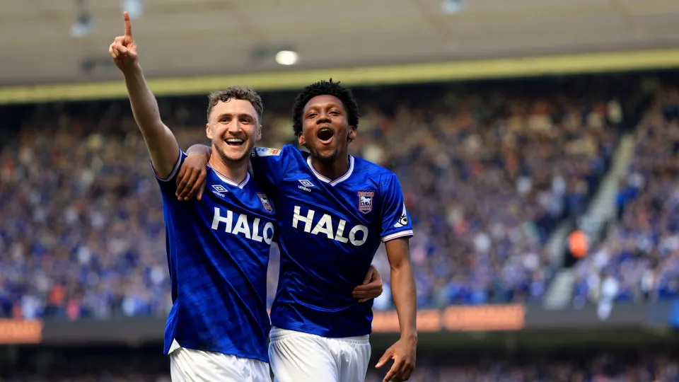 Campeão Coventry e Ipswich na Premier League. Wrexham falha playoff